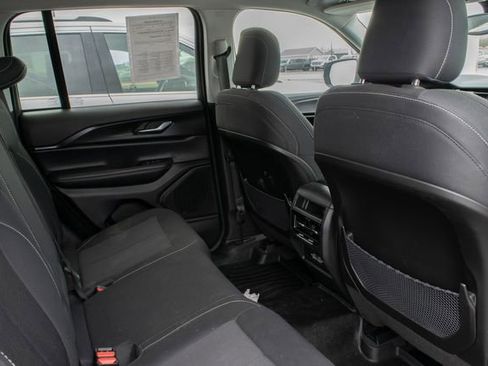 Used 2023 Jeep Grand Cherokee Laredo image 18