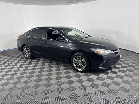 Used 2015 Toyota Camry SE image 2