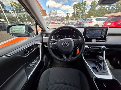 Used 2022 Toyota RAV4 LE image 17