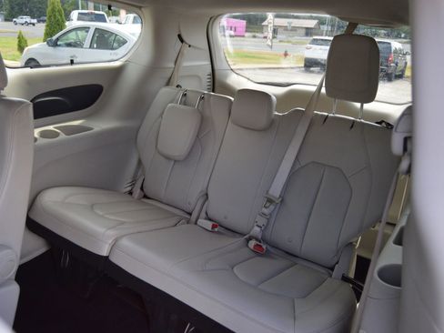 Used 2018 Chrysler Pacifica Touring-L w/ Tire & Wheel Group image 11