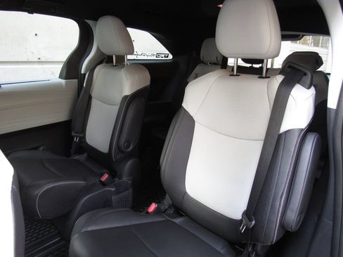 Used 2025 Toyota Sienna XSE AWD/4WD image 17