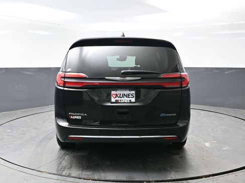 Used 2024 Chrysler Pacifica Select image 13