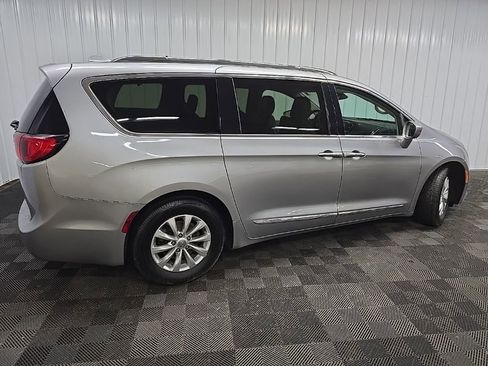 Used 2018 Chrysler Pacifica Touring-L image 3
