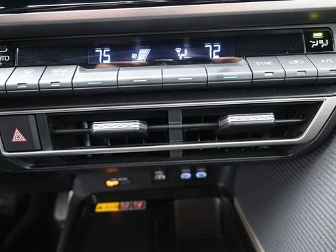 Used 2025 Toyota Camry SE image 3