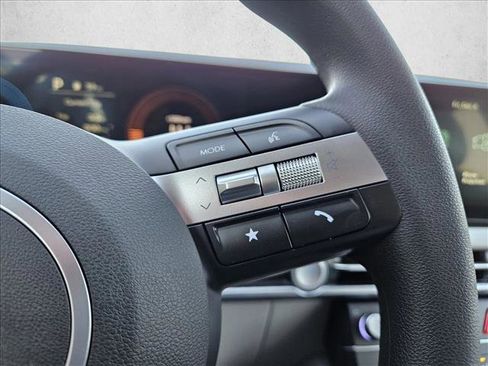 Certified 2025 Hyundai Tucson SE image 16