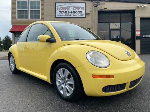 Used 2009 Volkswagen Beetle Coupe FWD image 1
