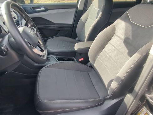 Used 2024 Volkswagen Taos SE image 11