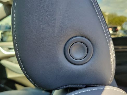 Used 2022 Buick Enclave Essence image 10