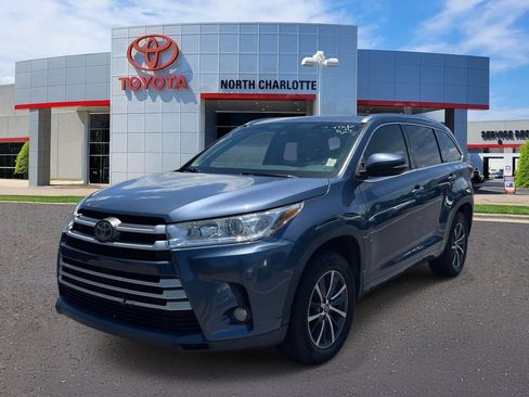 Used 2017 Toyota Highlander XLE FWD image 3