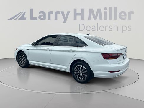 Used 2019 Volkswagen Jetta SEL w/ Cold Weather Package FWD image 3
