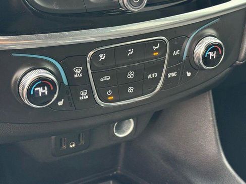 Used 2023 Chevrolet Traverse LT FWD image 12