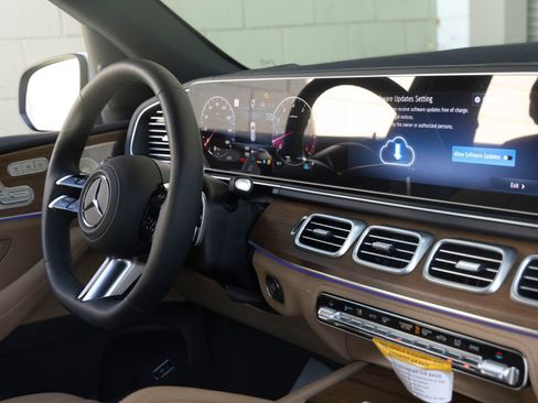 New 2026 Mercedes-Benz GLS 580 4MATIC image 29