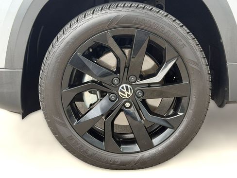 Certified 2023 Volkswagen Taos SE w/ Black Wheel Package FWD image 11