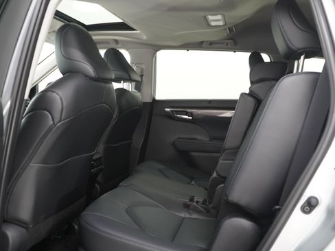 Used 2025 Toyota Highlander Limited AWD/4WD image 16
