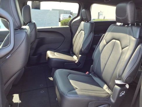 New 2026 Chrysler Pacifica Select image 18
