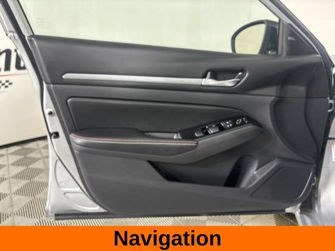 Used 2024 Nissan Altima 2.5 SR w/ SR Premium Package FWD image 11