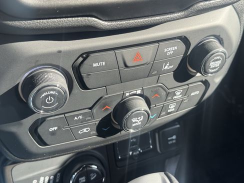 Used 2023 Jeep Renegade Trailhawk image 39