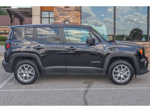Used 2023 Jeep Renegade Latitude AWD/4WD image 2