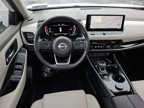 Used 2024 Nissan Rogue SL w/ SL Premium Package image 11