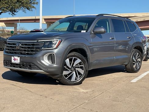 Used 2025 Volkswagen Atlas SE image 2