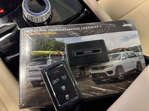 Used 2023 Jeep Grand Cherokee L Limited w/ Luxury Tech Group II AWD/4WD image 33