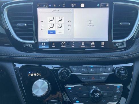 Used 2023 Chrysler Pacifica Pinnacle image 25