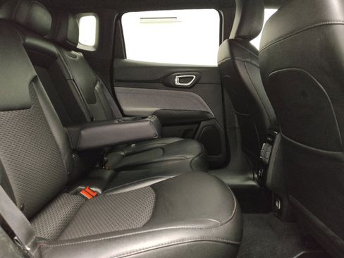 Used 2024 Jeep Compass Latitude w/ Altitude Special Edition AWD/4WD image 19