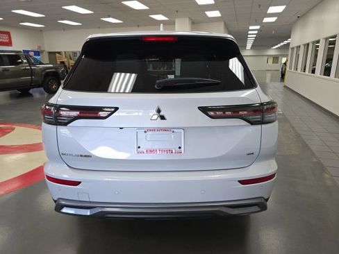 Used 2025 Mitsubishi Outlander SE FWD image 4