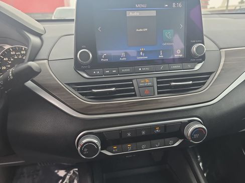 Used 2025 Nissan Altima 2.5 SV FWD image 12