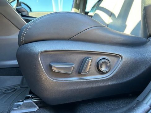 Used 2023 Toyota Venza XLE image 31