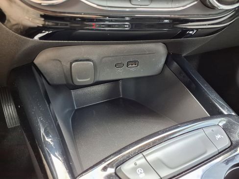 Used 2025 Chevrolet Trax LT FWD image 12