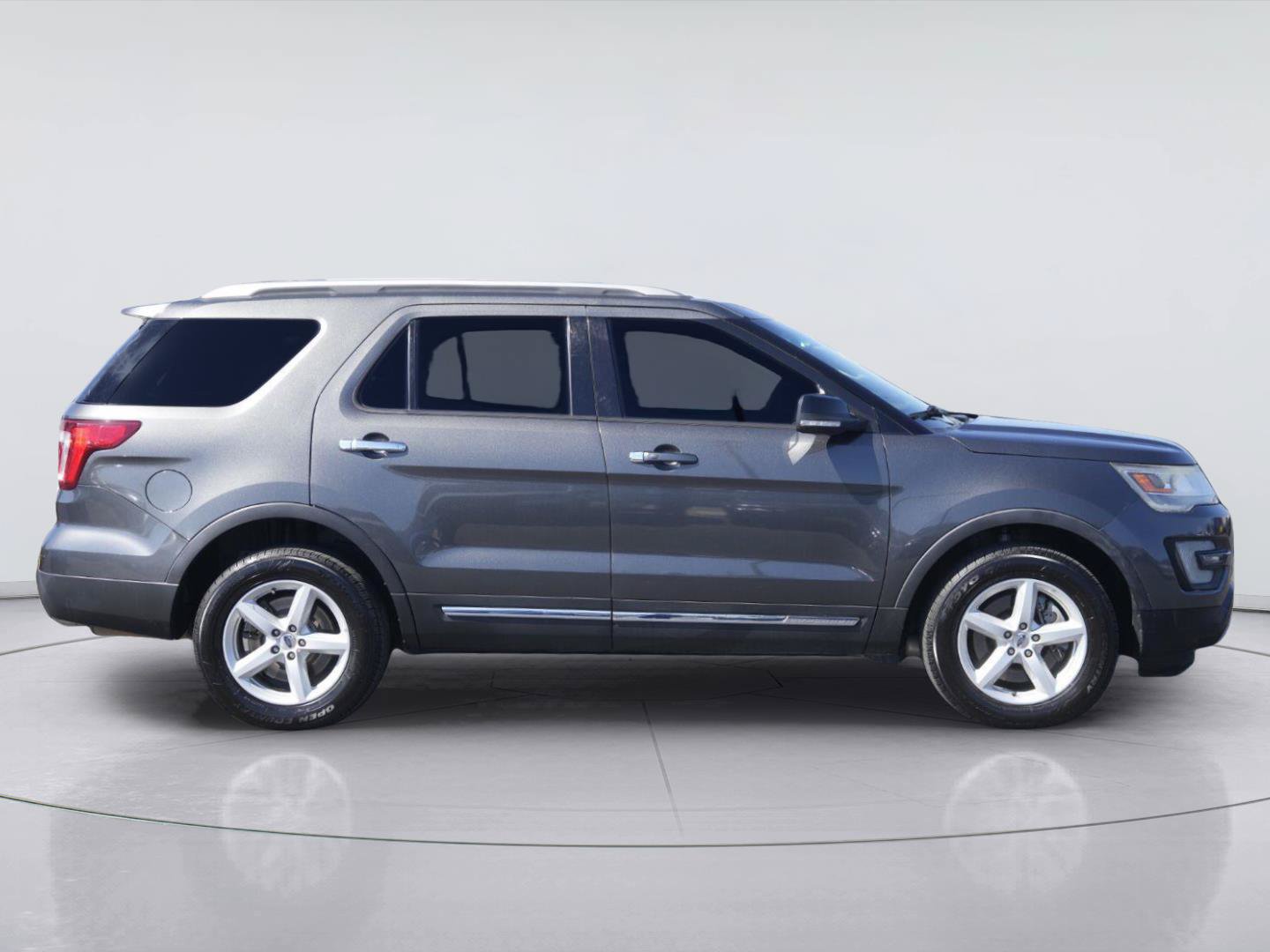 Used 2016 Ford Explorer XLT w/ Equipment Group 202A AWD/4WD image 5