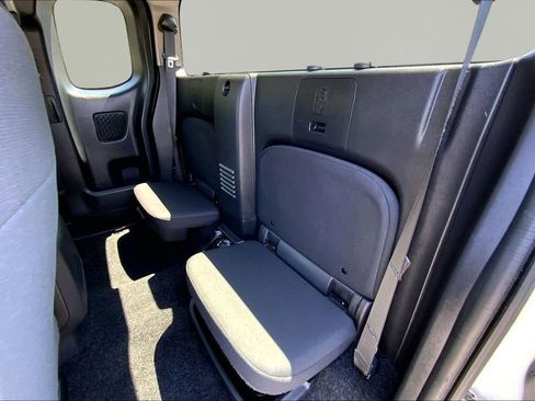 Used 2025 Nissan Frontier SV RWD image 16