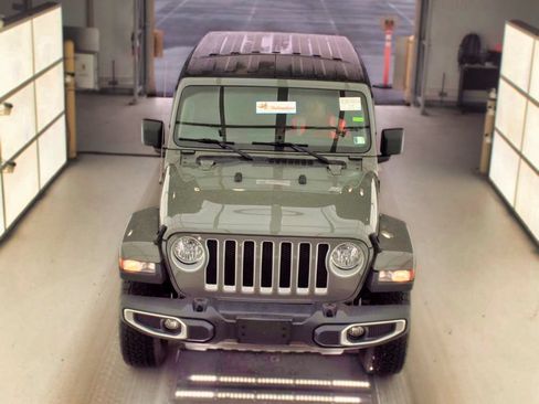 Used 2018 Jeep Wrangler Unlimited Sahara AWD/4WD image 3