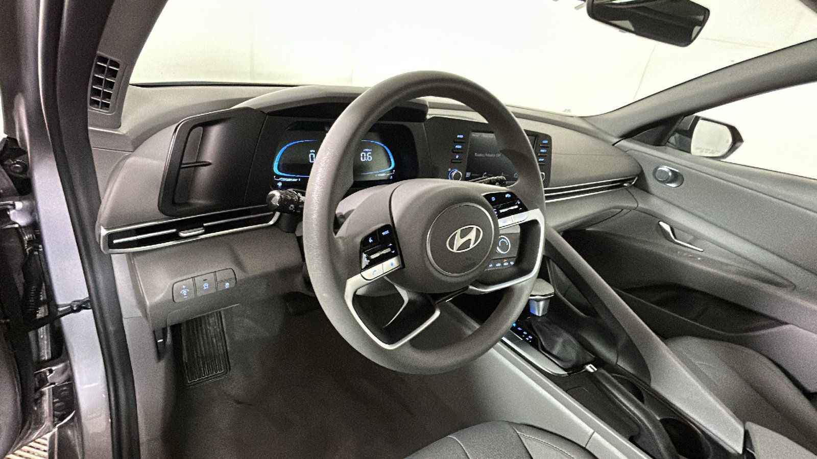 Certified 2024 Hyundai Elantra SE FWD image 18