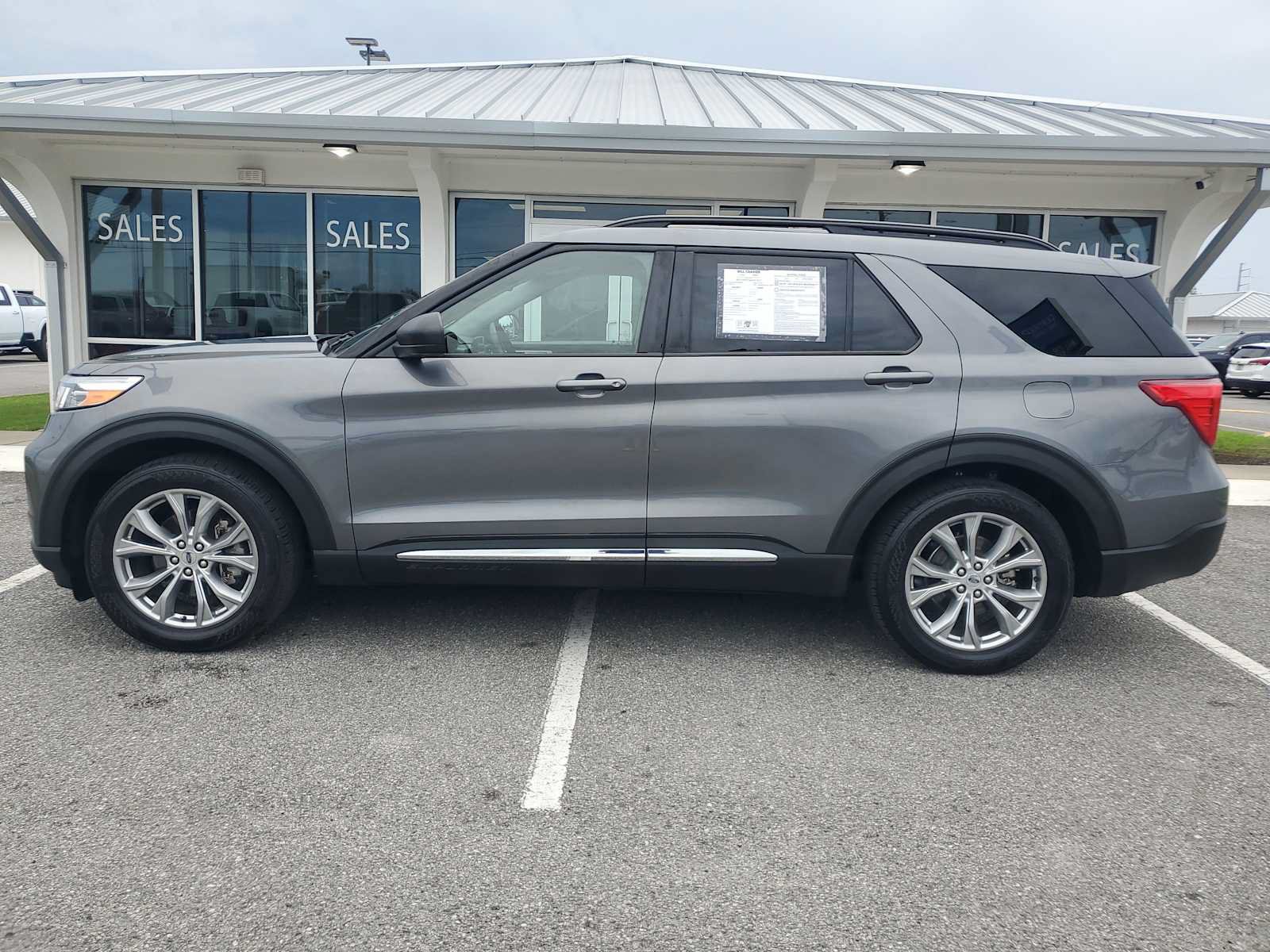 Used 2023 Ford Explorer XLT w/ Equipment Group 202A RWD image 2
