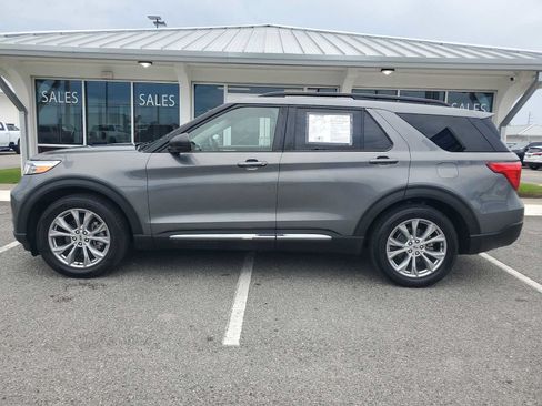 Used 2023 Ford Explorer XLT w/ Equipment Group 202A RWD image 2