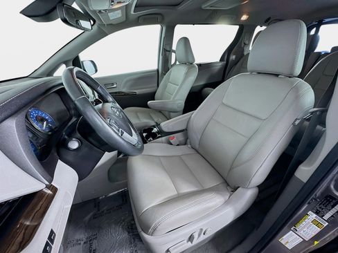 Used 2020 Toyota Sienna XLE image 12