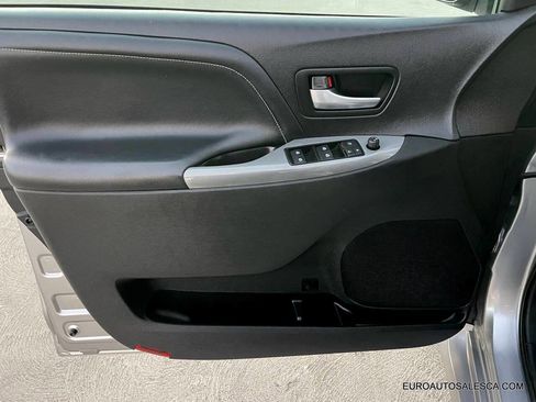 Used 2018 Toyota Sienna SE Premium image 30