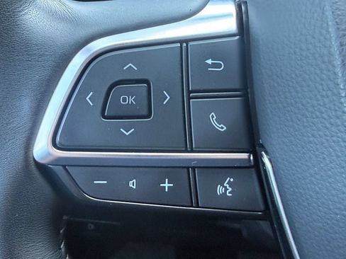 Used 2021 Toyota Highlander LE AWD/4WD image 25