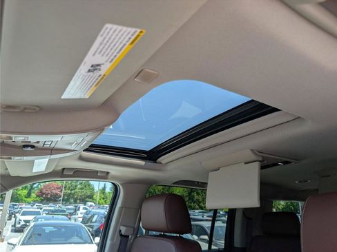 Used 2018 Chevrolet Suburban Premier AWD/4WD image 36