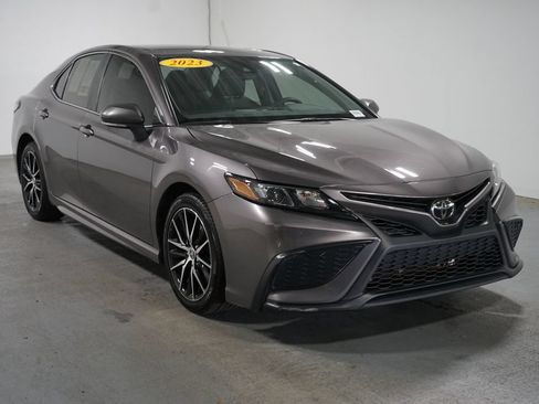 Used 2023 Toyota Camry SE FWD image 3