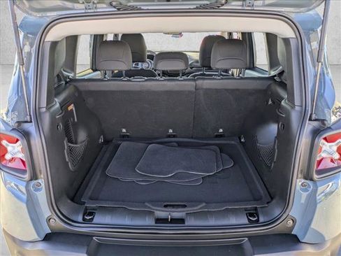 Used 2018 Jeep Renegade Latitude image 9