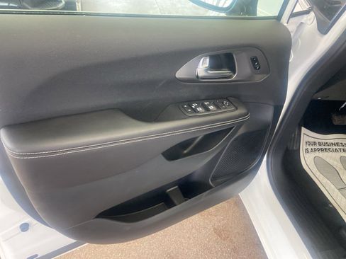 New 2026 Chrysler Pacifica Select image 12