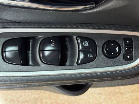 Used 2020 Nissan Versa SR FWD image 17