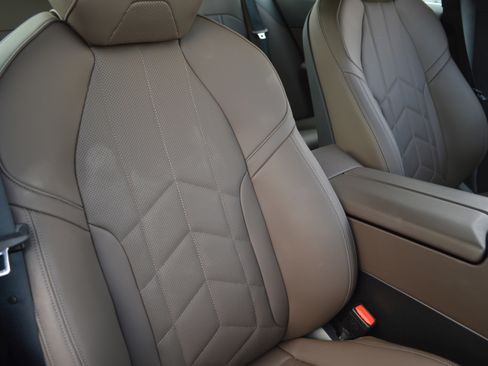 Used 2025 BMW 530i xDrive w/ Premium Package image 39