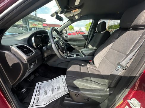 Used 2018 Jeep Grand Cherokee Laredo AWD/4WD image 9