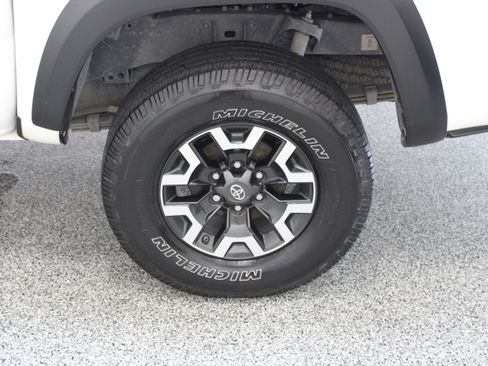 Used 2020 Toyota Tacoma TRD Off-Road w/ Technology Package AWD/4WD image 10