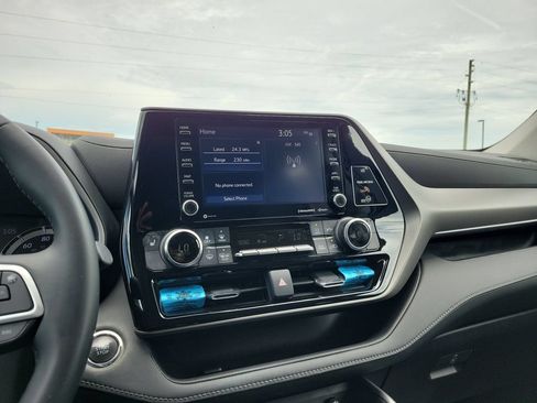 Used 2022 Toyota Highlander XLE FWD image 19