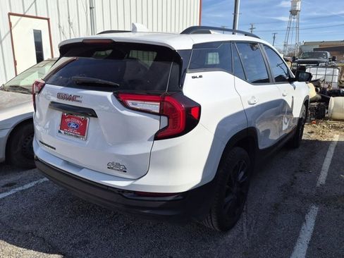 Used 2023 GMC Terrain SLE w/ Driver Convenience Package image 4